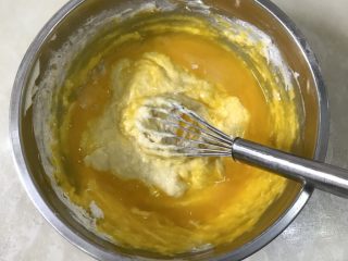 双色蛋糕卷,加入蛋黄搅拌均匀