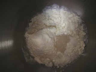 阿拉棒,把高筋面粉，低筋面粉，糖，h盐，奶粉，水，倒入打蛋缸中