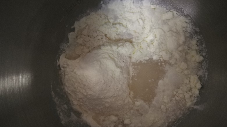 阿拉棒,把高筋面粉，低筋面粉，糖，h盐，奶粉，水，倒入打蛋缸中