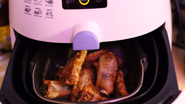 木瓜蒜香肋排,开启空气炸锅，锅中刷少许色拉油，倒入肋排，200度烤15分钟，中间翻面俩次。