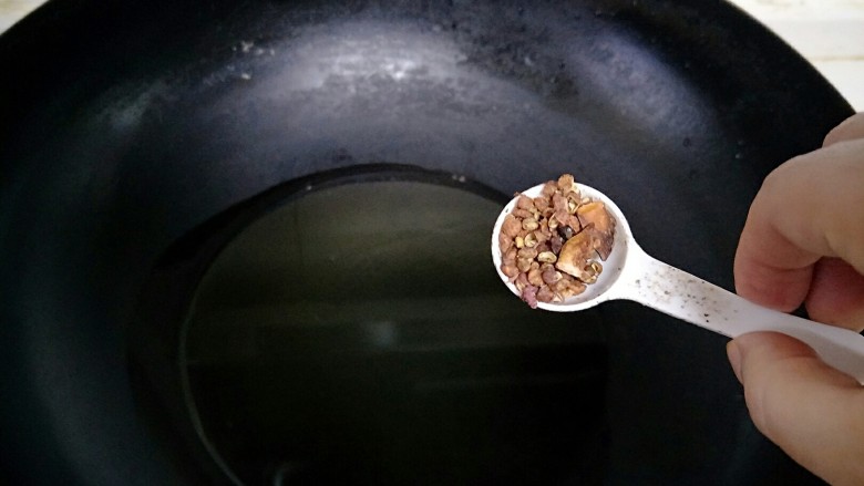 香焖鲅鱼干,锅中放油，加入花椒爆香捞出。