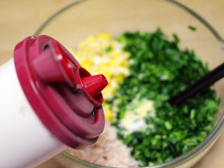 韭菜鸡蛋花样包子,加入花生油搅拌、这样可以锁住韭菜的水分