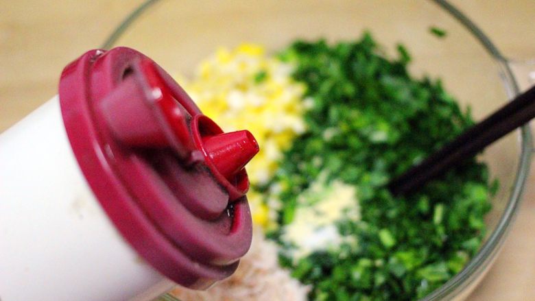 韭菜鸡蛋花样包子,加入花生油搅拌、这样可以锁住韭菜的水分