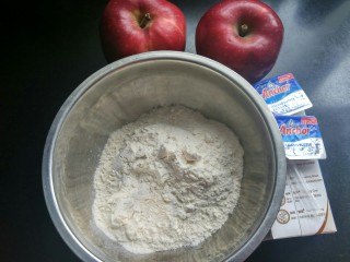 香甜苹果派,准备苹果，牛奶 ，黄油，低粉。