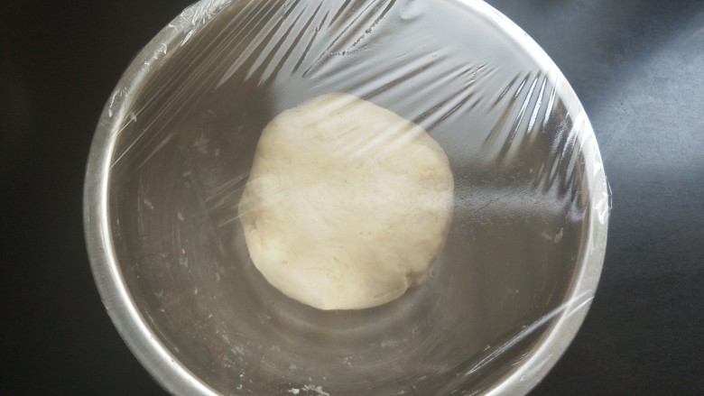 香甜苹果派,揉成光滑的面团，用保鲜膜密封，放置一小时。