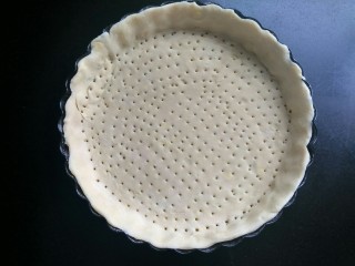 香甜苹果派,面团分成两块，幹成圆形，放入披萨盘，用叉子扎小孔，这时可以将烤箱200度预热10分钟。