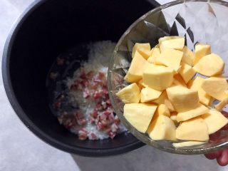 电饭煲～红薯腊肠焖饭,倒入撇去水分的红薯