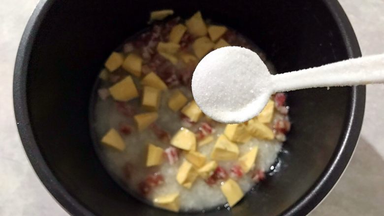电饭煲～红薯腊肠焖饭,加一小勺细盐