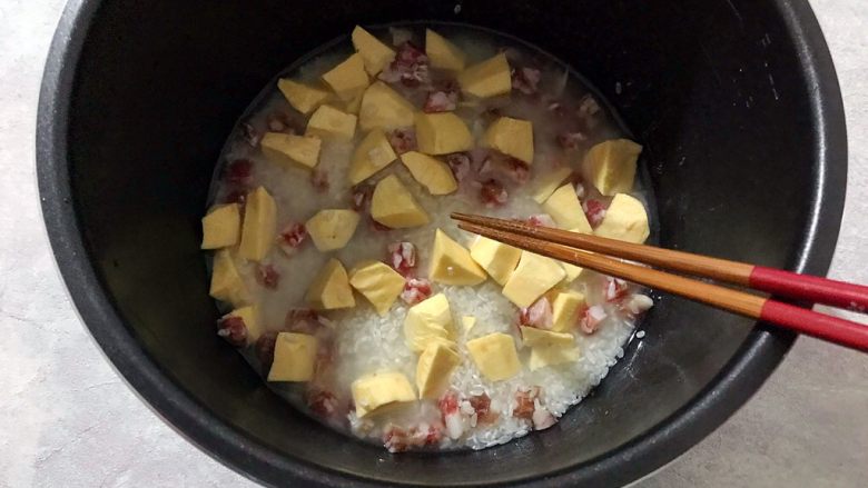 电饭煲～红薯腊肠焖饭,用筷子搅拌均匀