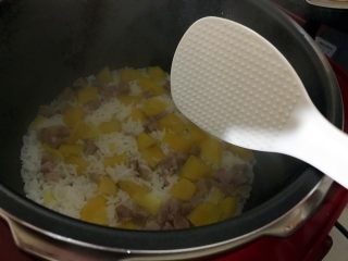 电饭煲～红薯腊肠焖饭,当电饭煲完成工作，不要马上打开锅盖，再焖5分钟