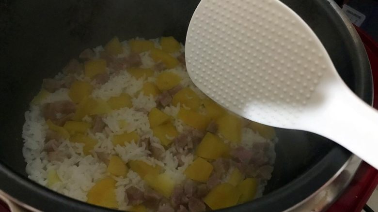 电饭煲～红薯腊肠焖饭,当电饭煲完成工作，不要马上打开锅盖，再焖5分钟