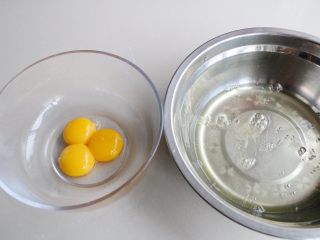 枣泥蛋糕,鸡蛋分离；PS：装蛋清的盆要干净无油无水；