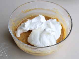 枣泥蛋糕,分3/1蛋白到蛋糊里，翻拌均匀；