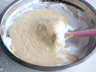 枣泥蛋糕,倒入剩下的蛋白霜里同样翻拌的手法饭均匀；