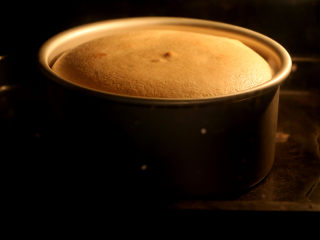 枣泥蛋糕,烤箱预热，上下火160度40分钟即可；烤箱温度仅供参考；