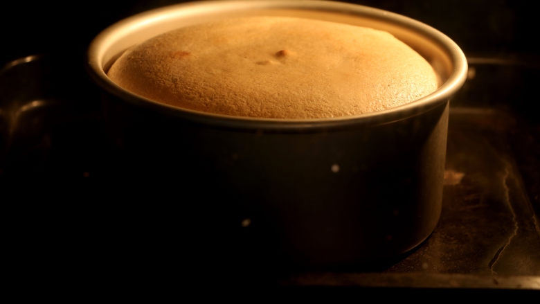枣泥蛋糕,烤箱预热，上下火160度40分钟即可；烤箱温度仅供参考；