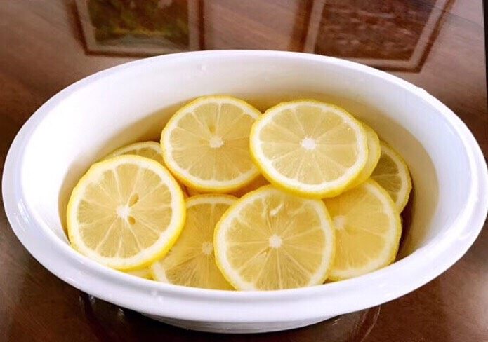柠檬枇杷膏,柠檬表面用盐揉搓，冲洗干净，切片去籽，铺在炖锅内胆底层