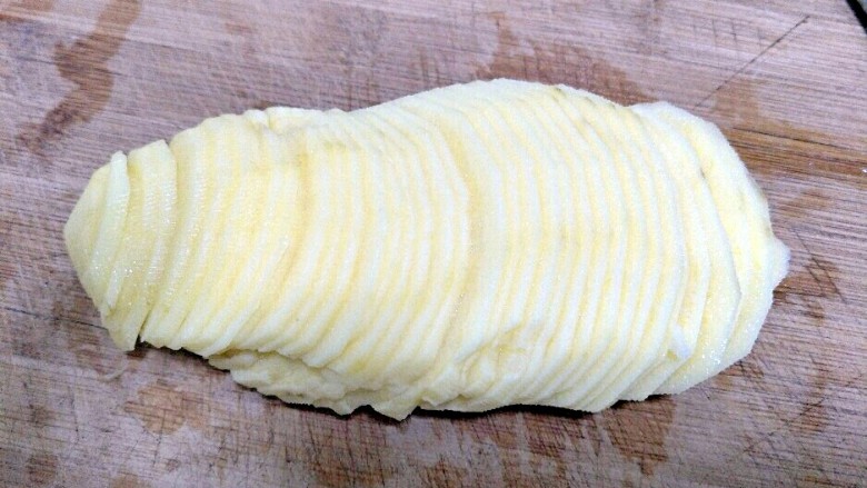 家常土豆丝,把土豆切成厚薄均匀的薄片。