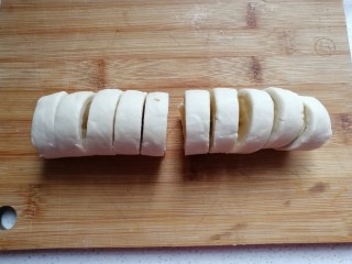 花朵飞饼香蕉卷,再切去首尾两侧不要，然后五片一组切开；（首尾两侧比较空，暂时切去不用）