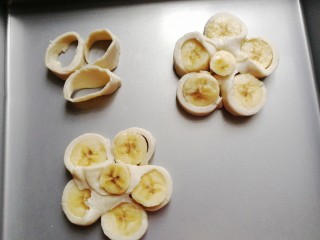 花朵飞饼香蕉卷,中间再摆入先前去掉的香蕉边角，飞饼边角也放进去烤一烤；