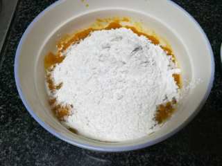 外酥里嫩的南瓜饼,白糖，糯米粉，南瓜泥和成面团。