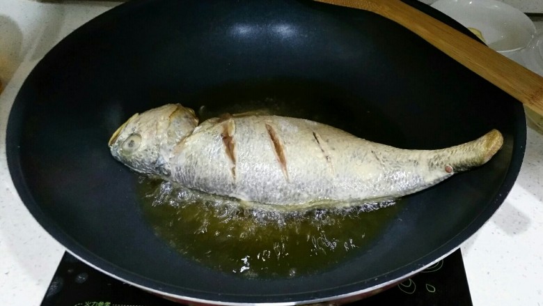 香辣黄花鱼,锅里加入500ml的油，油8成热的时候把鱼进锅炸。