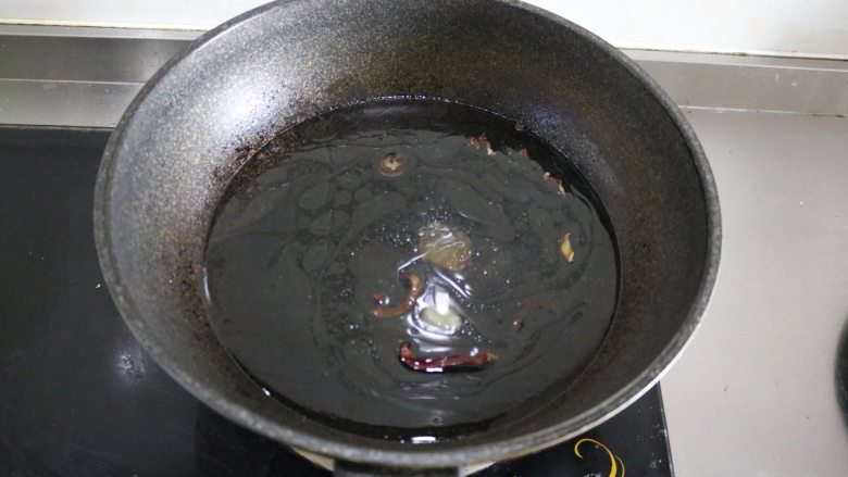 红烧油面筋塞肉,炒香后放入温水煮开，倒入少量生抽；