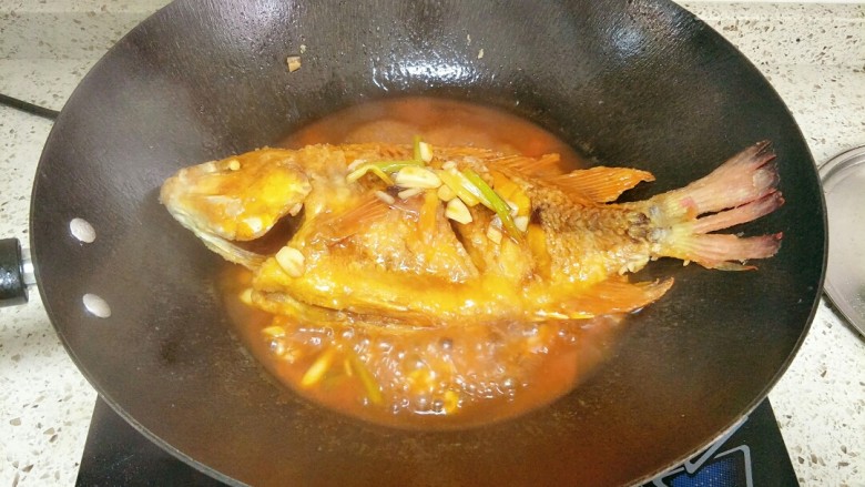家常糖醋鱼,放入炸好的鱼稍煮一下，这样更入味