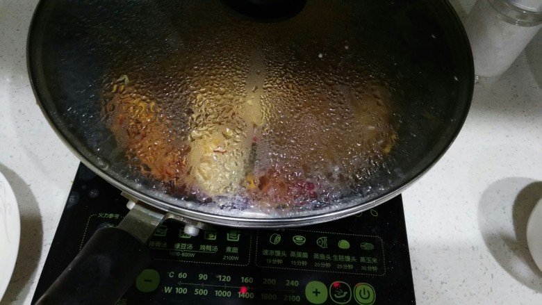 香辣黄花鱼,盖上锅盖小火闷10分钟。