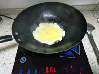 翻滚吧——虾仁炒饭,下入鸡蛋滑炒，蛋液倒下去就不停的用筷子搅拌，这样鸡蛋炒饭的时候分布更均匀，我顾着拍照了没搅，炒好的鸡蛋盛出