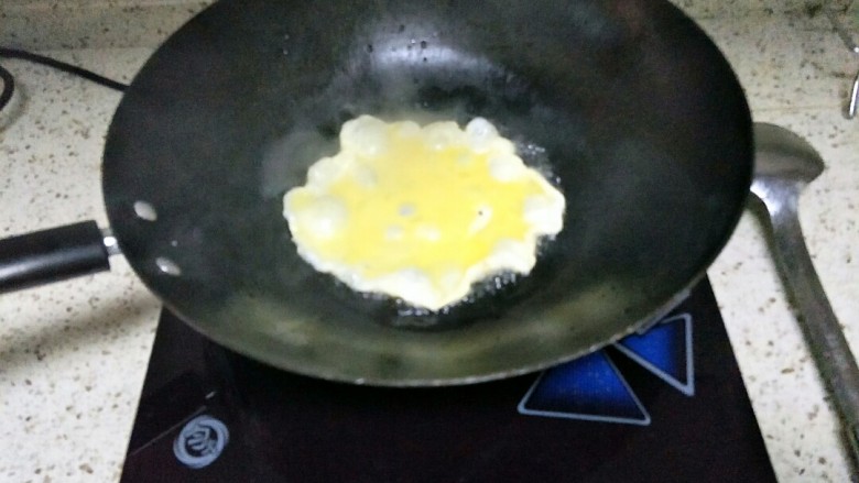 翻滚吧——虾仁炒饭,下入鸡蛋滑炒，蛋液倒下去就不停的用筷子搅拌，这样鸡蛋炒饭的时候分布更均匀，我顾着拍照了没搅，炒好的鸡蛋盛出