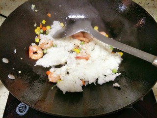 翻滚吧——虾仁炒饭,加入剩米饭翻炒