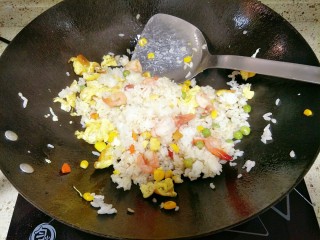 翻滚吧——虾仁炒饭,倒入事先炒过的鸡蛋，加入鱼露炒均匀