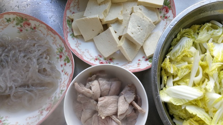零基础家常炖菜之白菜粉条炖豆腐,准备好食材，豆腐切块，白菜切块

粉条用水煮下。