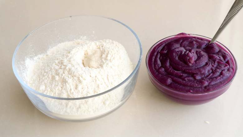 紫薯花卷,紫薯上锅蒸熟，加适量的清水，料理机搅成细腻的糊；准备好面粉；