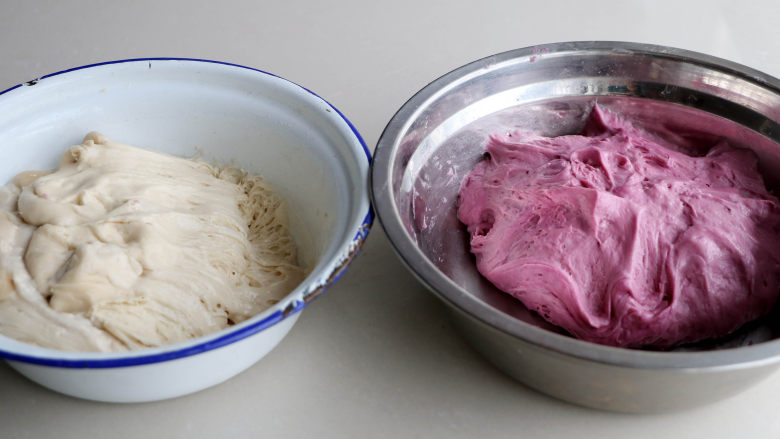 紫薯花卷,放在温暖的地方发酵，掰开面团看有蜂窝状即可；