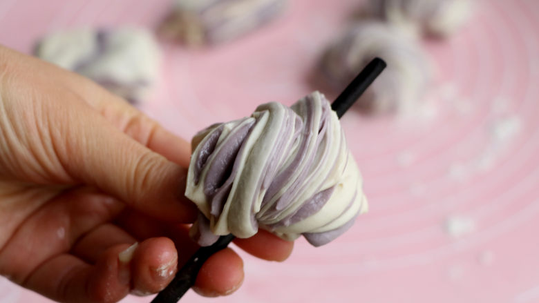 紫薯花卷,手指上绕一圈或是利用筷子，折回来再绕一圈即可；