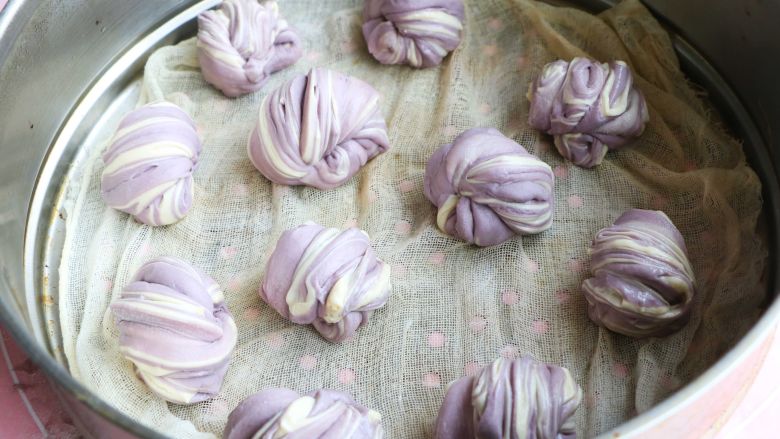 紫薯花卷,蒸锅内铺上纱布，花卷均匀的摆放在蒸锅里，留出适当的空隙；