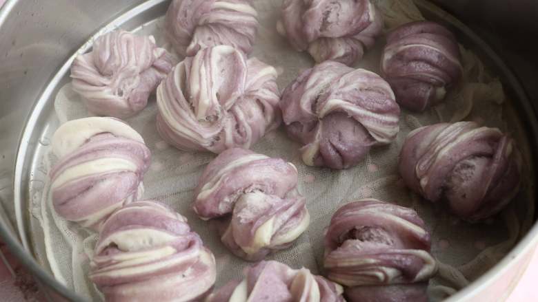 紫薯花卷,开水上锅蒸20分钟左右；