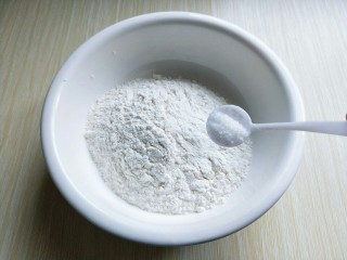 做饼＋嫩牛柳卷饼,首先面粉中加入盐。