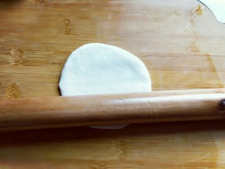 做饼＋嫩牛柳卷饼,台板上涂抹一层植物油，防粘，取一个松弛好的小面团，压扁，用擀面杖擀开。
