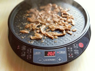 做饼＋嫩牛柳卷饼,翻炒，到牛肉完全变色就可以出锅了。