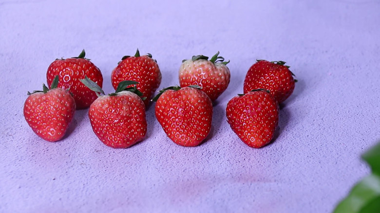 乳酸菌草莓布丁,准备新鲜的<a style='color:red;display:inline-block;' href='/shicai/ 592'>草莓</a>数颗