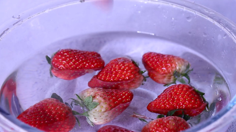 乳酸菌草莓布丁,草莓放入淡盐水中浸泡片刻后清洗干净