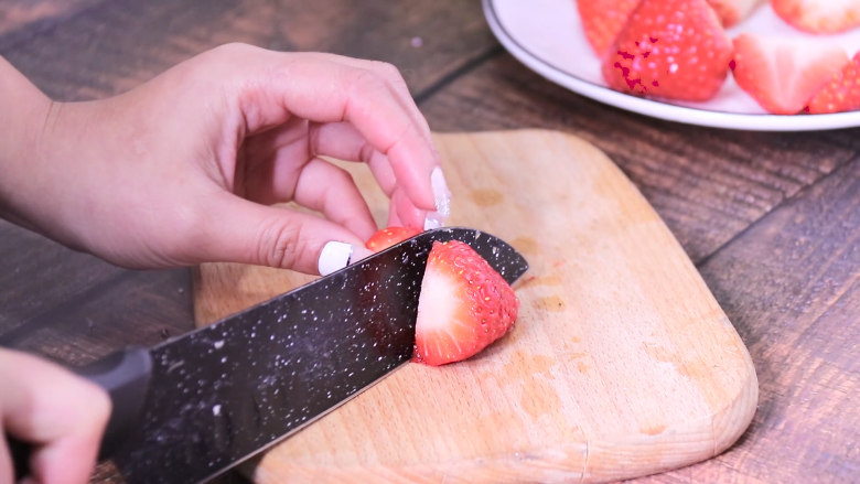 乳酸菌草莓布丁,草莓对半切开或者切成片等等 随意就好