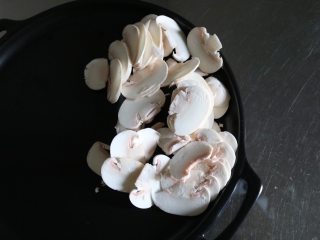奶油蘑菇浓汤,口蘑洗净控水后切成片；