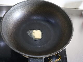 奶油蘑菇浓汤,放入黄油；