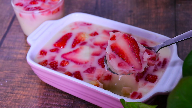 乳酸菌草莓布丁,口感非常的顺滑，吃一口幸福感爆棚