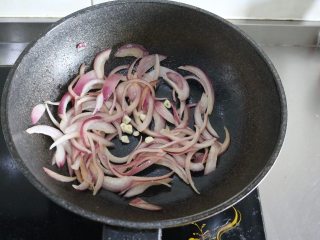 奶油蘑菇浓汤,洋葱炒软至透明后加入蒜末，继续翻炒；