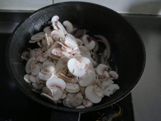 奶油蘑菇浓汤,倒入所有蘑菇继续翻炒；